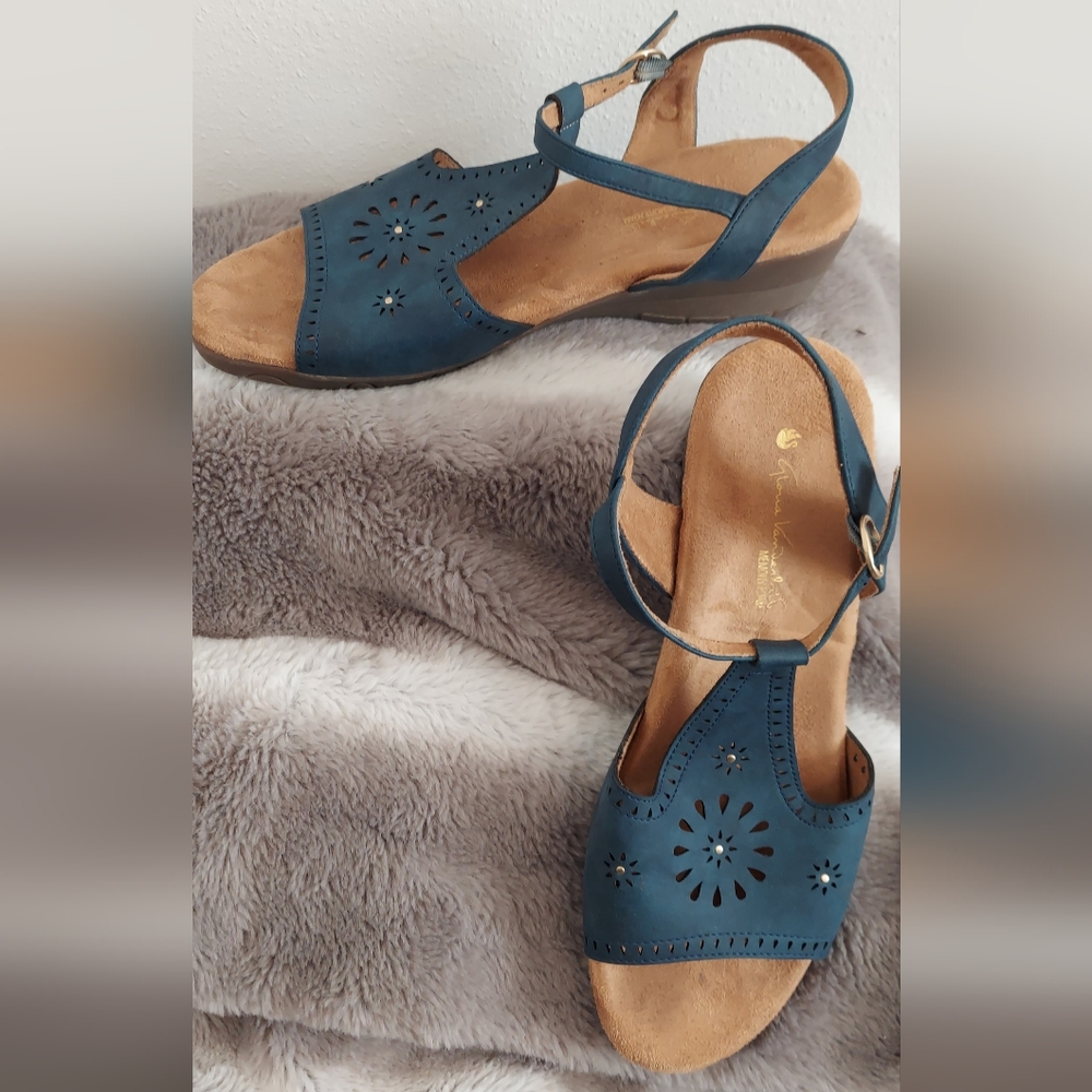 Gloria Vanderbilt sandals